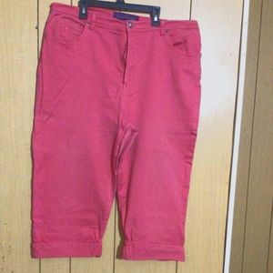 Gloria Vanderbilt dark pink (coral) colored woman’s capris in a size 18. Cotton